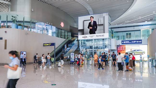 第一戶外傳媒-青島膠東機(jī)場值機(jī)大廳直梯LED屏