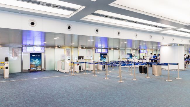 第一戶外傳媒-青島膠東機(jī)場國內(nèi)國際出發(fā)安檢口刷屏機(jī)