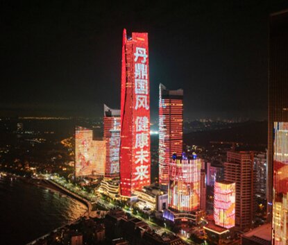 第一戶外傳媒-青島海天中心燈光秀廣告