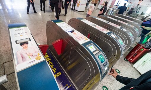 第一戶外傳媒-青島地鐵閘機(jī)貼廣告 第一戶外傳媒-青島地鐵閘機(jī)貼廣告