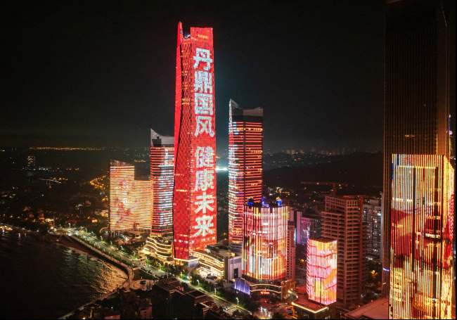 青島海天中心燈光秀廣告：城市地標(biāo)級(jí)的傳播載體