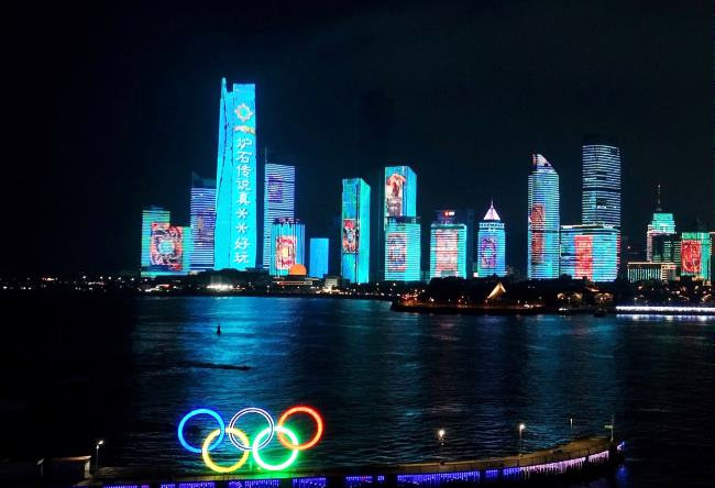 第一戶外傳媒-青島海天中心地標(biāo)燈光秀廣告