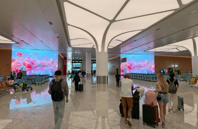 廣州機(jī)場(chǎng) T3 到達(dá)廳 LED 大屏：視覺(jué)包圍下的精準(zhǔn)傳播載體