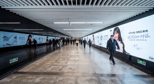 第一戶外傳媒-青島地鐵五四廣場(chǎng)B通道光廊廣告