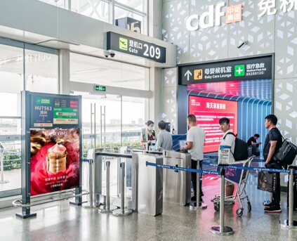 第一戶外傳媒-三亞鳳凰機(jī)場T1國內(nèi)出發(fā)候機(jī)區(qū)登機(jī)口航顯燈箱