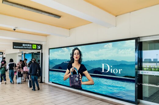 第一戶外傳媒-三亞鳳凰機(jī)場T1國內(nèi)到達(dá)通廊墻體燈箱