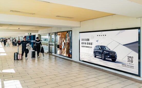 第一戶外傳媒-三亞鳳凰機(jī)場T1國內(nèi)到達(dá)通廊墻體看板
