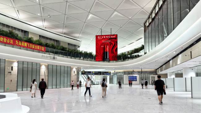 第一戶外傳媒-三亞鳳凰國際機場二層國內(nèi)出發(fā)安檢后巨幕