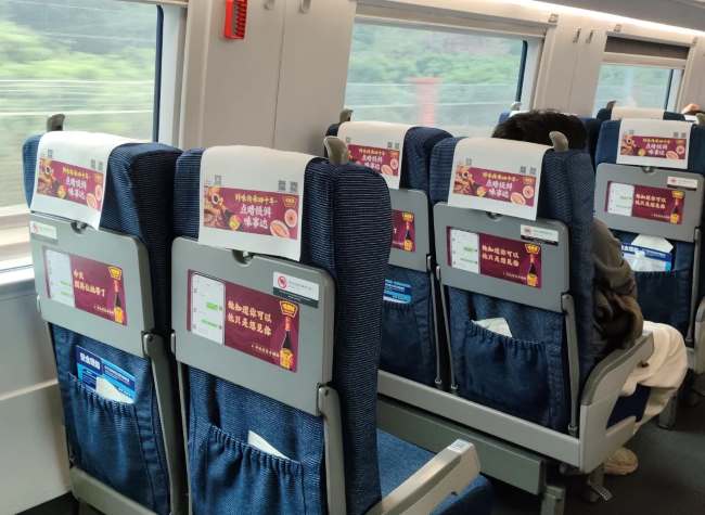 伴隨旅客旅程的小桌板與頭枕巾廣告場(chǎng)景優(yōu)勢(shì)