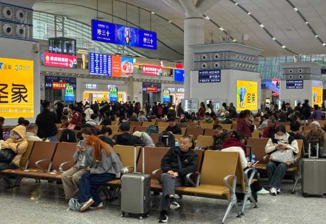 深圳北站風(fēng)亭 LED 刷屏機(jī)：高鐵樞紐的環(huán)繞式傳播載體