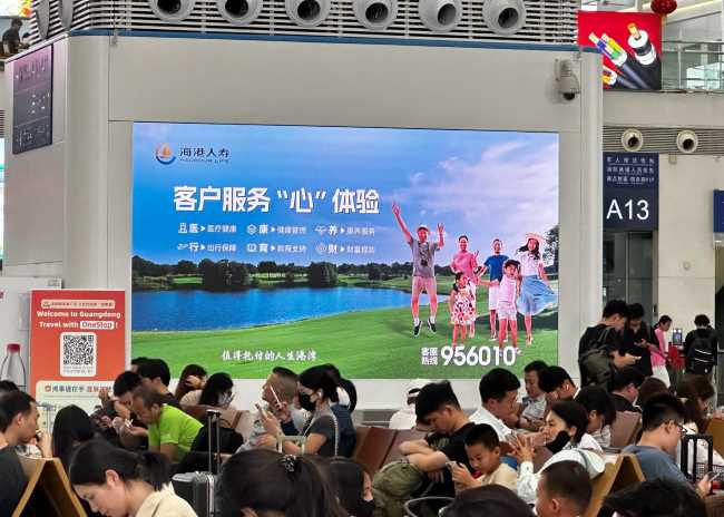 第一戶外傳媒-深圳北站風(fēng)亭柱面廣告