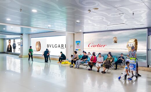 第一戶外傳媒-三亞鳳凰機(jī)場T1國內(nèi)到達(dá)迎客廳墻體燈箱