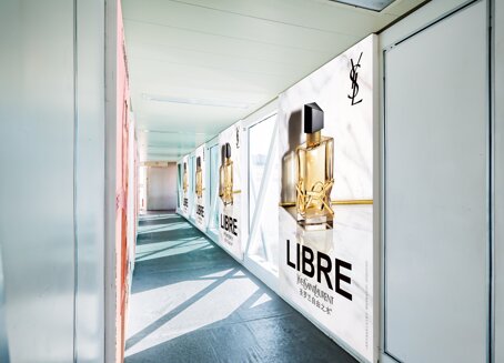 第一戶外傳媒-三亞鳳凰機(jī)場內(nèi)廊橋看板