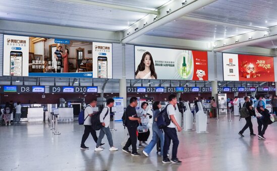 第一戶外傳媒-三亞鳳凰機(jī)場T2值機(jī)大廳島頭高空燈箱