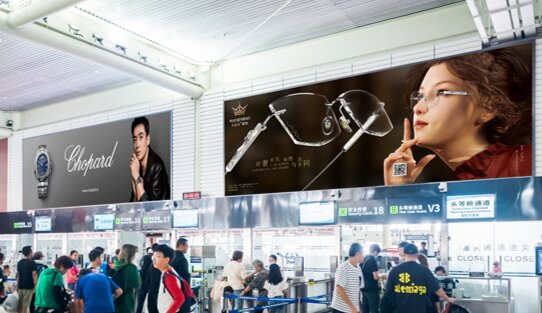 第一戶外傳媒-三亞鳳凰機(jī)場T2國內(nèi)安檢前高空燈箱