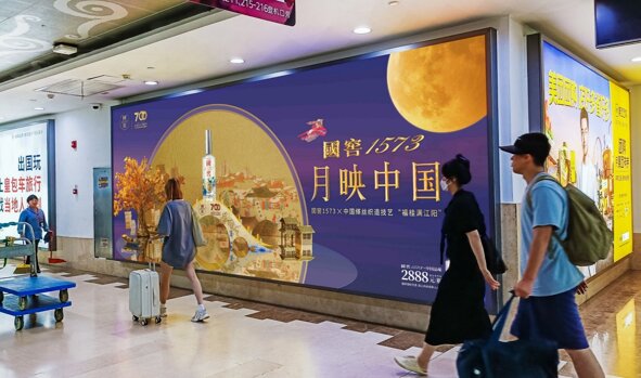 第一戶外傳媒-三亞鳳凰機(jī)場T2國內(nèi)行李廳通廊墻體燈箱