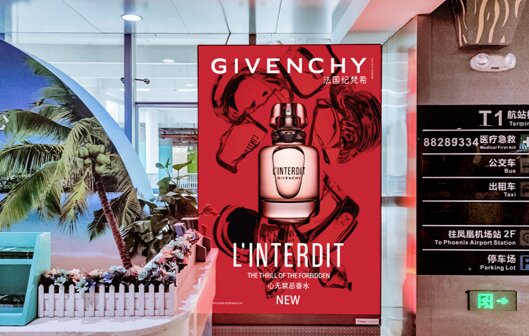 第一戶外傳媒-三亞鳳凰機(jī)場T2出口圖騰燈箱