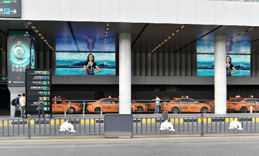 第一戶外傳媒-三亞鳳凰機(jī)場綜合樓南側(cè)通道高空燈箱