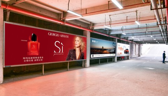 第一戶外傳媒-三亞鳳凰機(jī)場綜合樓停車場北側(cè)通道聯(lián)排墻體燈箱