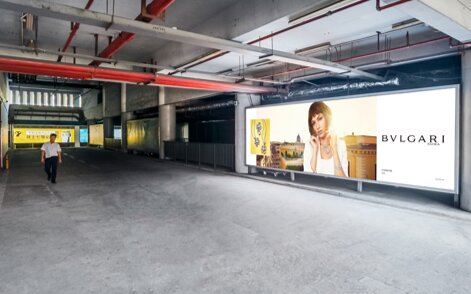 第一戶外傳媒-三亞鳳凰機(jī)場綜合樓出租車通道聯(lián)排墻體燈箱