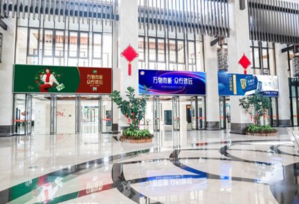 第一戶外傳媒-三亞鳳凰機(jī)場貴賓樓接待大廳出入口高空燈箱