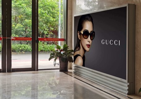 第一戶外傳媒-三亞鳳凰機(jī)場貴賓樓到達(dá)通道墻體燈箱