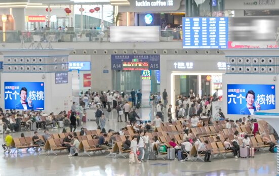 第一戶外傳媒-深圳北站候車大廳風(fēng)亭巨幕LED刷屏 第一戶外傳媒-深圳北站候車大廳風(fēng)亭巨幕LED刷屏