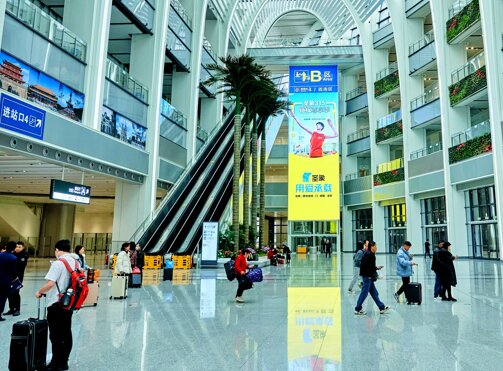 第一戶外傳媒-廣州白云站東西兩側(cè)到達(dá)層光谷直梯LED透明屏