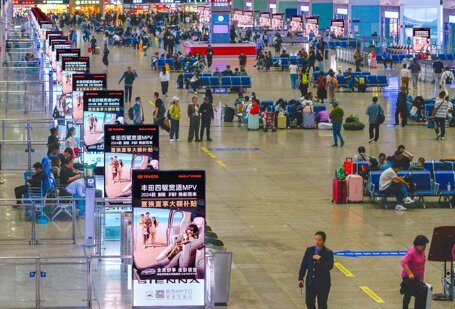 第一戶外傳媒-北京南站候車大廳LED雙面刷屏機