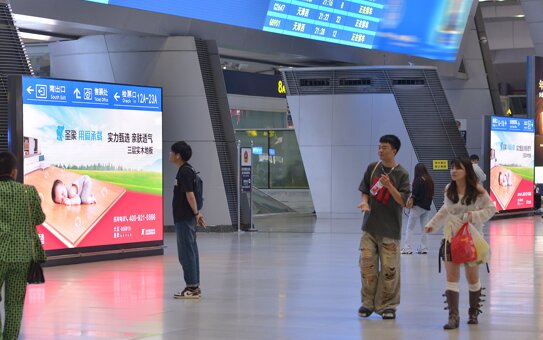 第一戶外傳媒-北京南站進站口落地巨幕刷屏