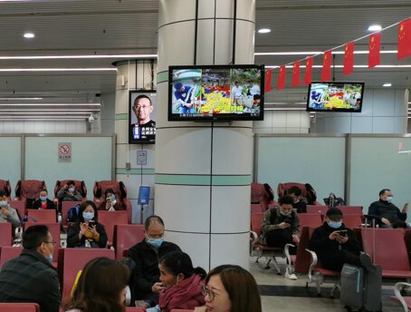 第一戶外傳媒-廣州東站一樓動車候車室吊裝電視 第一戶外傳媒-廣州東站一樓動車候車室吊裝電視