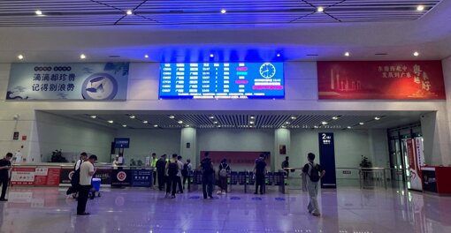 第一戶外傳媒-茂名站候車大廳墻面燈箱