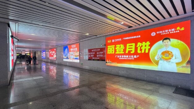 第一戶外傳媒-茂名站進(jìn)出站通道燈箱
