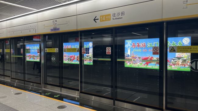 深圳地鐵 3 連封燈箱：網(wǎng)絡(luò)化布局的陪伴式傳播載體