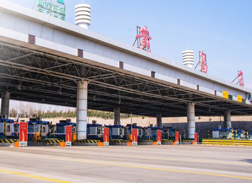 第一戶外傳媒-環(huán)膠州灣高速黃島東收費站燈箱廣告