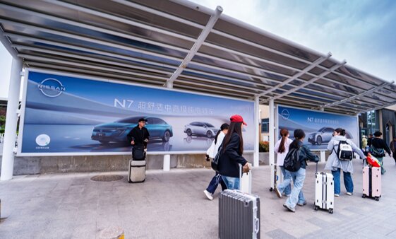 第一戶外傳媒-青島北站東廣場迎賓光廊二區(qū)燈箱