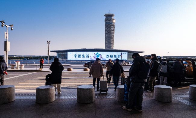 青島膠東機(jī)場(chǎng)戶(hù)外 LED 大屏：旅程起點(diǎn)的視覺(jué)門(mén)戶(hù)