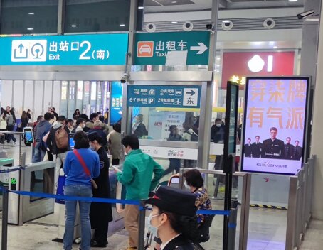 第一戶外傳媒-上海虹橋站到達(dá)層獨(dú)立刷屏機(jī)