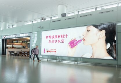 第一戶外傳媒-溫州龍灣機(jī)場T2國內(nèi)出發(fā)安檢后兩側(cè)通廊墻面燈箱