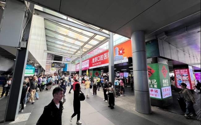 深圳羅湖口岸門(mén)楣燈箱：跨境客流的視覺(jué)門(mén)檻載體