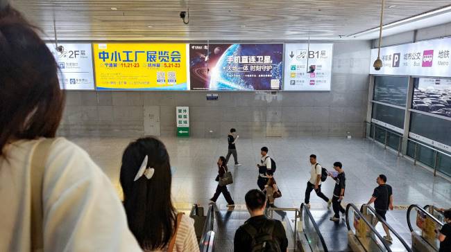 杭州東站扶梯墻面燈箱：樞紐核心的靈活覆蓋載體