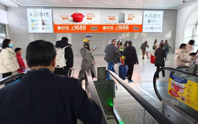 第一戶外傳媒-杭州東站進(jìn)出站交匯層扶梯正對(duì)墻面燈箱廣告