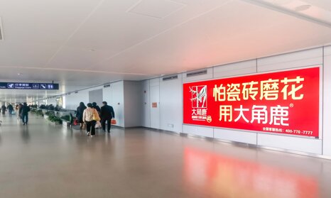 第一戶外傳媒-溫州龍灣機(jī)場T2國內(nèi)到達(dá)夾層通廊中間指廊墻面燈箱