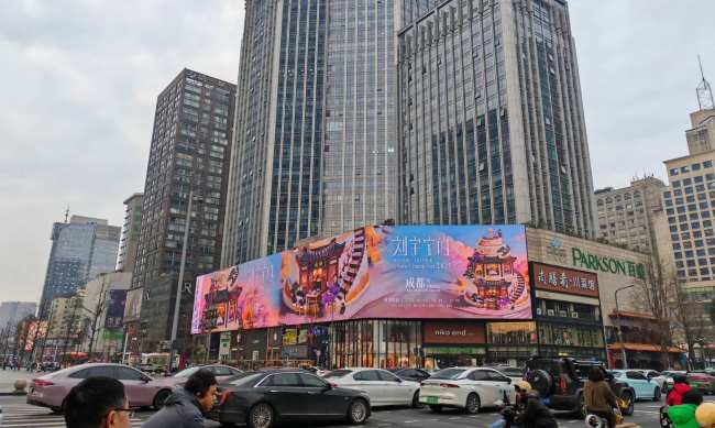 第一戶外傳媒-成都太古里百盛裸眼3D屏廣告