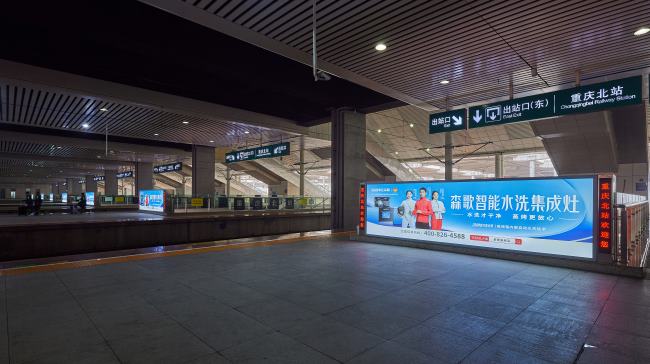 重慶北站站臺(tái)層立式燈箱：西南樞紐的出站必看傳播載體