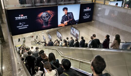 第一戶外傳媒-上海虹橋站站臺(tái)層出站梯頂燈箱