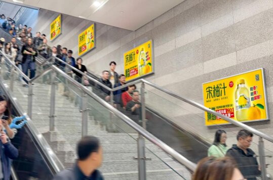 第一戶外傳媒-上海虹橋站出站通道扶梯墻面感應(yīng)燈箱