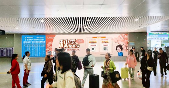 第一戶(hù)外傳媒-重慶北站北廣場(chǎng)到達(dá)通道出口右側(cè)墻面燈箱