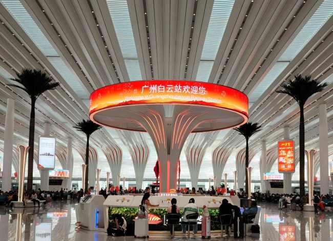 候車大廳幾何中心的品牌陣列：廣州白云站三角立柱燈箱廣告