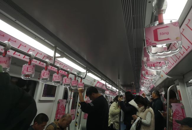 福州地鐵品牌列車廣告：六線組網時代的沉浸式車廂傳播